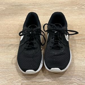 Black Nike Tennis Shoes